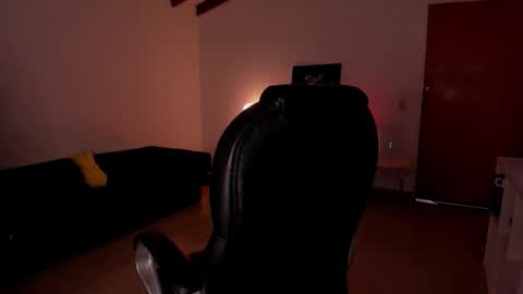 Snapshot of roxyy_x chatting on February 5, 10:36 pm val online show from February 5, 10:36 pm