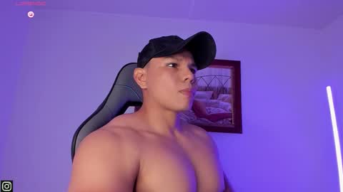 Snapshot of roy__constance chatting on December 3, 4:53 am Roy Constance online show from December 3, 4:53 am