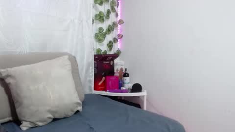 Snapshot of royalebruna chatting on March 2, 3:52 pm Bruna Royale online show from March 2, 3:52 pm