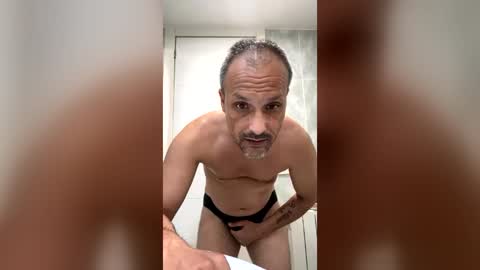 ruben728190 online show from August 4, 6:32 pm