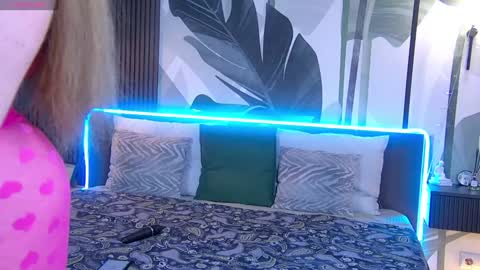 Snapshot of rubyvalen chatting on February 5, 1:04 am Ruby online show from February 5, 1:04 am