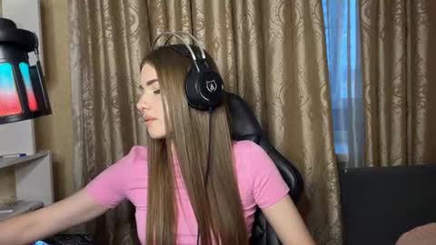 Alice online show from June 10, 4:39 pm