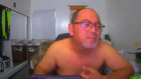 Snapshot of rueltrinidad73 chatting on March 11, 1:44 am rueltrinidad73 online show from March 11, 1:44 am
