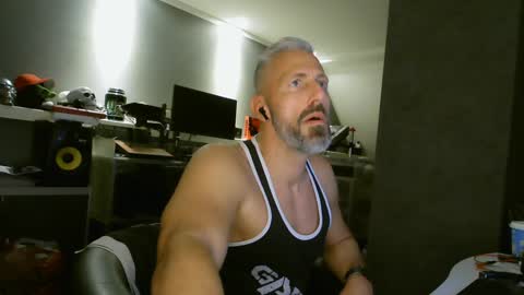 Snapshot of ruffi77 chatting on December 31, 9:17 pm Chico que rico Caliente online show from December 31, 9:17 pm