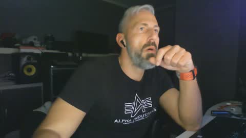 Snapshot of ruffi77 chatting on January 6, 10:37 pm Chico que rico Caliente online show from January 6, 10:37 pm