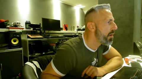 Snapshot of ruffi77 chatting on February 7, 6:35 am Chico que rico Caliente online show from February 7, 6:35 am