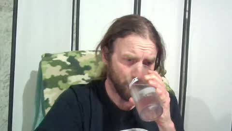 rwb1982 online show from April 19, 8:11 pm