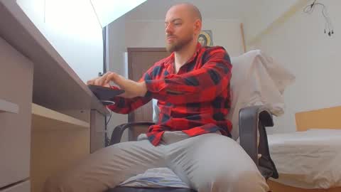 Ryanstone  online show from April 3, 5:27 am