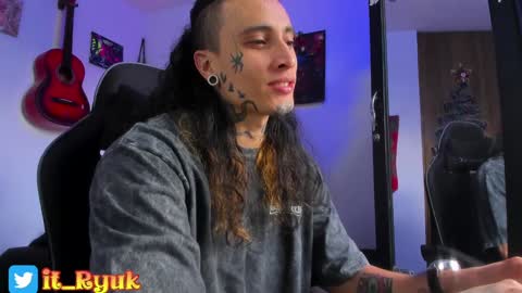 Snapshot of ryuk_it chatting on December 31, 2:58 pm leopmonk help me reach 100 thumbs up online show from December 31, 2:58 pm