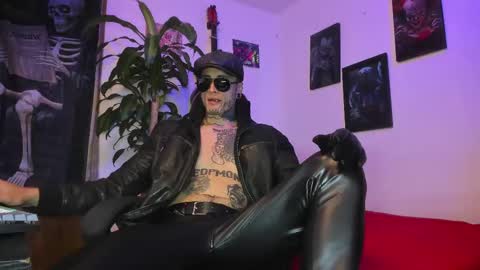 Snapshot of ryuk_it chatting on October 7, 1:41 pm leopmonk help me reach 100 thumbs up online show from October 7, 1:41 pm