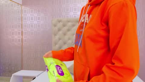 Snapshot of saara_brown chatting on November 9, 12:14 pm Saara Brown online show from November 9, 12:14 pm