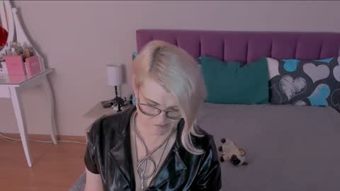 Snapshot of sabrinamacmarren chatting on January 27, 11:43 am Sabrina MacMarren online show from January 27, 11:43 am