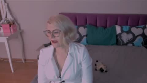 Snapshot of sabrinamacmarren chatting on January 27, 2:57 pm Sabrina MacMarren online show from January 27, 2:57 pm