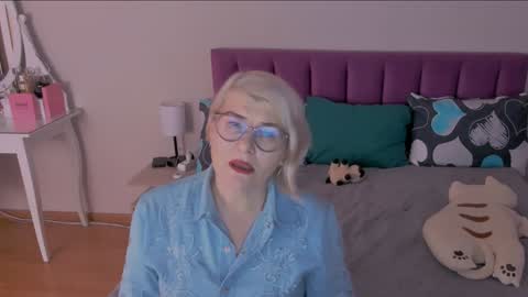 Snapshot of sabrinamacmarren chatting on January 28, 11:49 am Sabrina MacMarren online show from January 28, 11:49 am