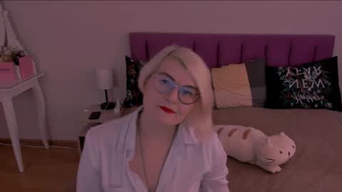 Snapshot of sabrinamacmarren chatting on February 4, 7:51 am Sabrina MacMarren online show from February 4, 7:51 am