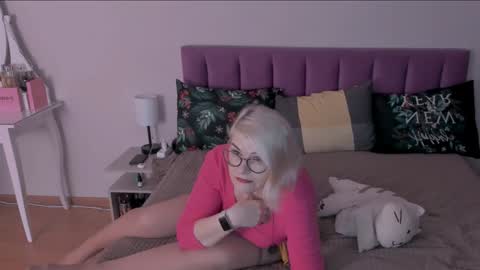 Snapshot of sabrinamacmarren chatting on February 4, 3:36 pm Sabrina MacMarren online show from February 4, 3:36 pm