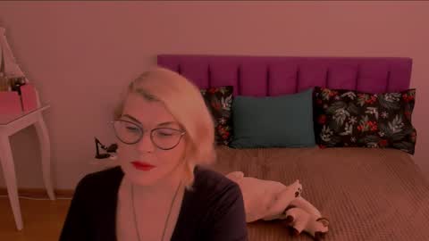 Snapshot of sabrinamacmarren chatting on February 5, 8:32 am Sabrina MacMarren online show from February 5, 8:32 am