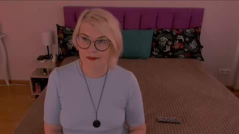 Snapshot of sabrinamacmarren chatting on February 6, 8:18 am Sabrina MacMarren online show from February 6, 8:18 am