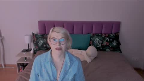 Snapshot of sabrinamacmarren chatting on February 6, 8:23 pm Sabrina MacMarren online show from February 6, 8:23 pm