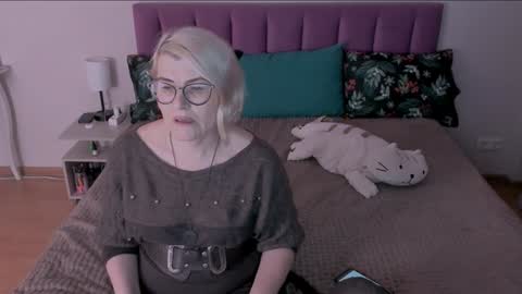 Snapshot of sabrinamacmarren chatting on February 7, 7:38 pm Sabrina MacMarren online show from February 7, 7:38 pm