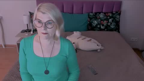 Snapshot of sabrinamacmarren chatting on February 9, 5:19 am Sabrina MacMarren online show from February 9, 5:19 am