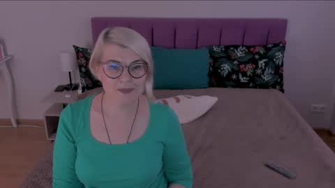 Snapshot of sabrinamacmarren chatting on February 9, 10:20 am Sabrina MacMarren online show from February 9, 10:20 am