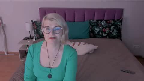 Snapshot of sabrinamacmarren chatting on February 9, 4:40 pm Sabrina MacMarren online show from February 9, 4:40 pm