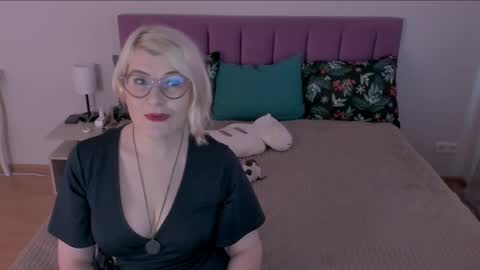 Snapshot of sabrinamacmarren chatting on February 10, 7:36 am Sabrina MacMarren online show from February 10, 7:36 am