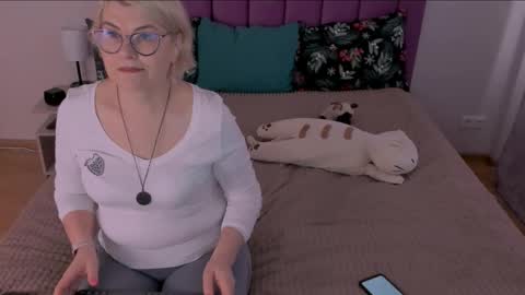 Snapshot of sabrinamacmarren chatting on February 11, 8:37 am Sabrina MacMarren online show from February 11, 8:37 am