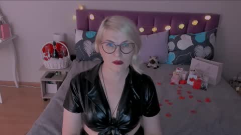 Snapshot of sabrinamacmarren chatting on February 14, 6:40 pm Sabrina MacMarren online show from February 14, 6:40 pm