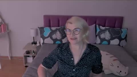 Snapshot of sabrinamacmarren chatting on February 20, 4:25 pm Sabrina MacMarren online show from February 20, 4:25 pm