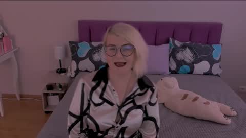 Snapshot of sabrinamacmarren chatting on February 23, 10:17 am Sabrina MacMarren online show from February 23, 10:17 am