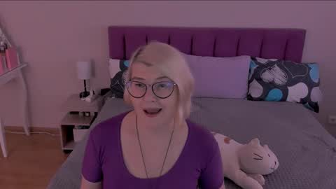 Snapshot of sabrinamacmarren chatting on February 24, 10:04 am Sabrina MacMarren online show from February 24, 10:04 am