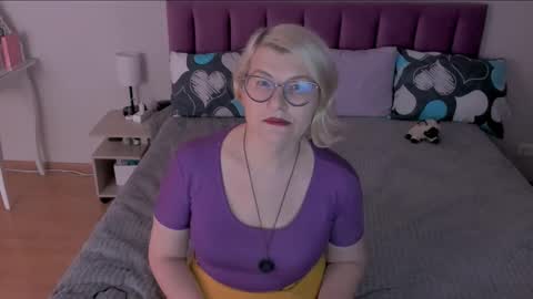 Snapshot of sabrinamacmarren chatting on February 24, 6:36 pm Sabrina MacMarren online show from February 24, 6:36 pm