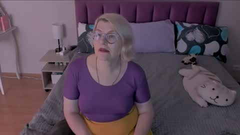 Snapshot of sabrinamacmarren chatting on February 24, 9:41 pm Sabrina MacMarren online show from February 24, 9:41 pm