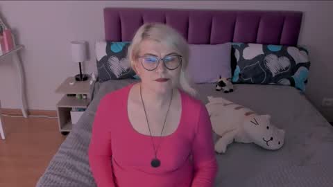 Snapshot of sabrinamacmarren chatting on February 25, 5:15 pm Sabrina MacMarren online show from February 25, 5:15 pm