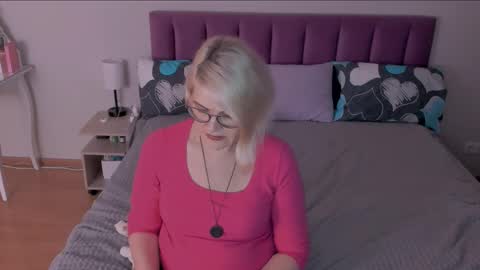 Snapshot of sabrinamacmarren chatting on February 25, 8:19 pm Sabrina MacMarren online show from February 25, 8:19 pm