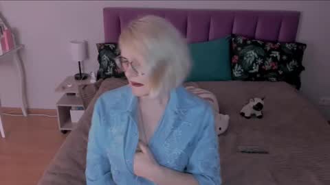 Snapshot of sabrinamacmarren chatting on February 27, 4:32 pm Sabrina MacMarren online show from February 27, 4:32 pm