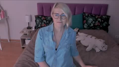 Snapshot of sabrinamacmarren chatting on February 27, 7:37 pm Sabrina MacMarren online show from February 27, 7:37 pm