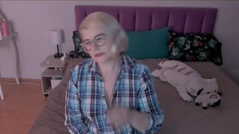 Snapshot of sabrinamacmarren chatting on March 3, 4:24 pm Sabrina MacMarren online show from March 3, 4:24 pm