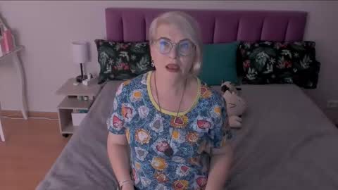 Snapshot of sabrinamacmarren chatting on March 5, 8:42 pm Sabrina MacMarren online show from March 5, 8:42 pm