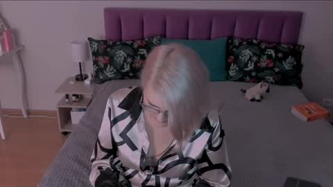 Snapshot of sabrinamacmarren chatting on March 7, 3:49 pm Sabrina MacMarren online show from March 7, 3:49 pm