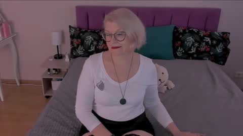 Snapshot of sabrinamacmarren chatting on March 8, 5:38 am Sabrina MacMarren online show from March 8, 5:38 am