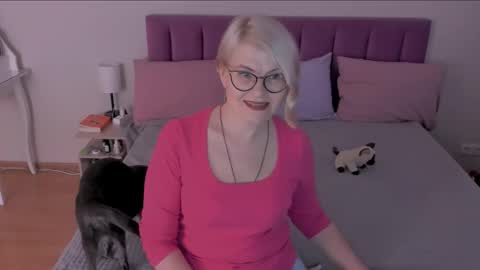 Snapshot of sabrinamacmarren chatting on March 12, 2:45 pm Sabrina MacMarren online show from March 12, 2:45 pm