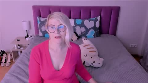 Snapshot of sabrinamacmarren chatting on September 9, 8:08 pm Sabrina MacMarren online show from September 9, 8:08 pm