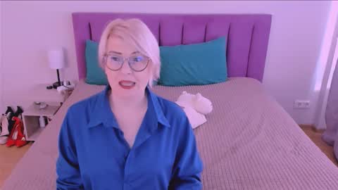 Snapshot of sabrinamacmarren chatting on September 12, 9:31 am Sabrina MacMarren online show from September 12, 9:31 am