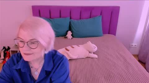 Snapshot of sabrinamacmarren chatting on September 14, 10:03 am Sabrina MacMarren online show from September 14, 10:03 am