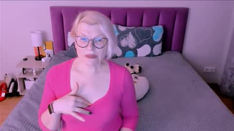 Snapshot of sabrinamacmarren chatting on October 2, 5:09 pm Sabrina MacMarren online show from October 2, 5:09 pm