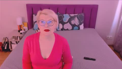 Snapshot of sabrinamacmarren chatting on October 8, 11:52 am Sabrina MacMarren online show from October 8, 11:52 am