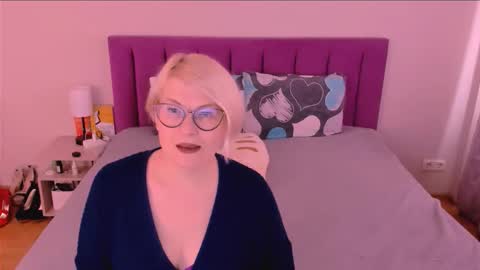 Snapshot of sabrinamacmarren chatting on October 13, 12:05 pm Sabrina MacMarren online show from October 13, 12:05 pm